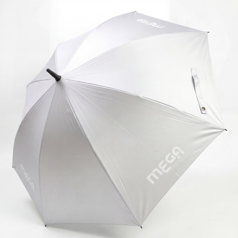 MEGAグリーンスパのシルバーの傘本体を横から見た写真。シルバーモデルには「MEGA」のロゴがシンプルに配置されている。